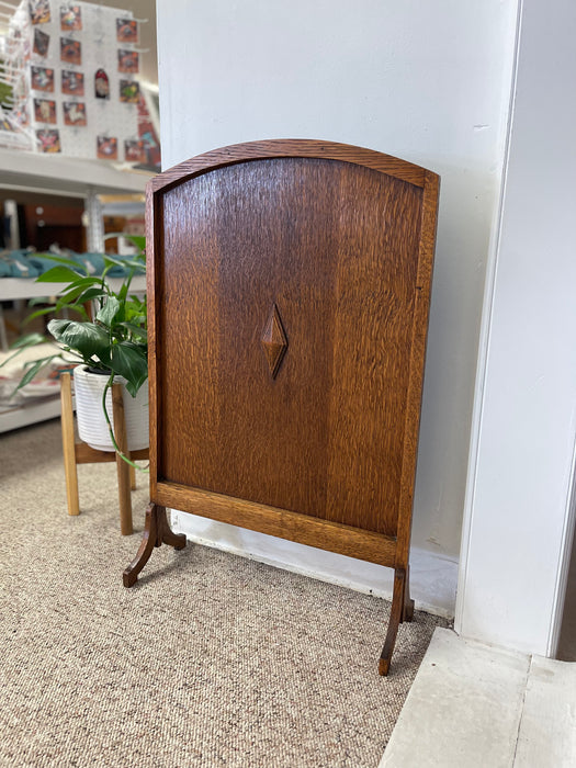 Likely Antique Arts and Crafts Quarter-Sawn Fire Screen with Diamond Inlay and Shaped Feet, c. 1910s