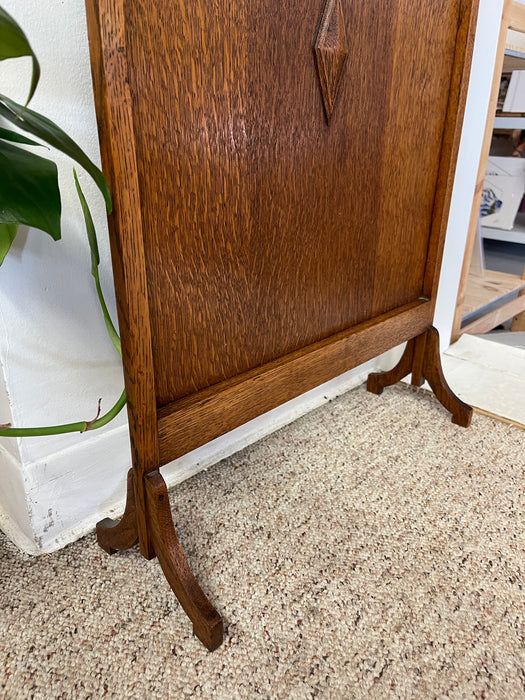 Likely Antique Arts and Crafts Quarter-Sawn Fire Screen with Diamond Inlay and Shaped Feet, c. 1910s