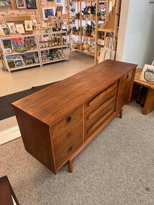 Vintage Mid Century Modern Walnut 9 Drawer Dresser Dovetailed Drawers with Solid Wood Drawer Pulls